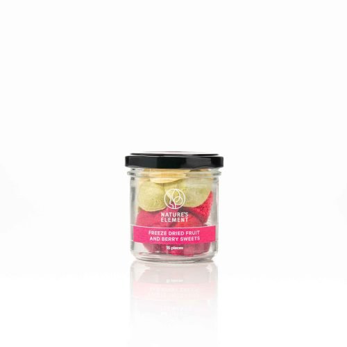 Natural Freeze-Dried Fruit Treats Jar – 100% Pure & Healthy Snack (15 Pieces) A glass jar filled with 15 pieces of freeze-dried fruit treats in four flavours—strawberry & red currant, pear & raspberry, apple & pumpkin, and apple & spinach. A healthy, all-natural snack with no added sugar or preservatives.