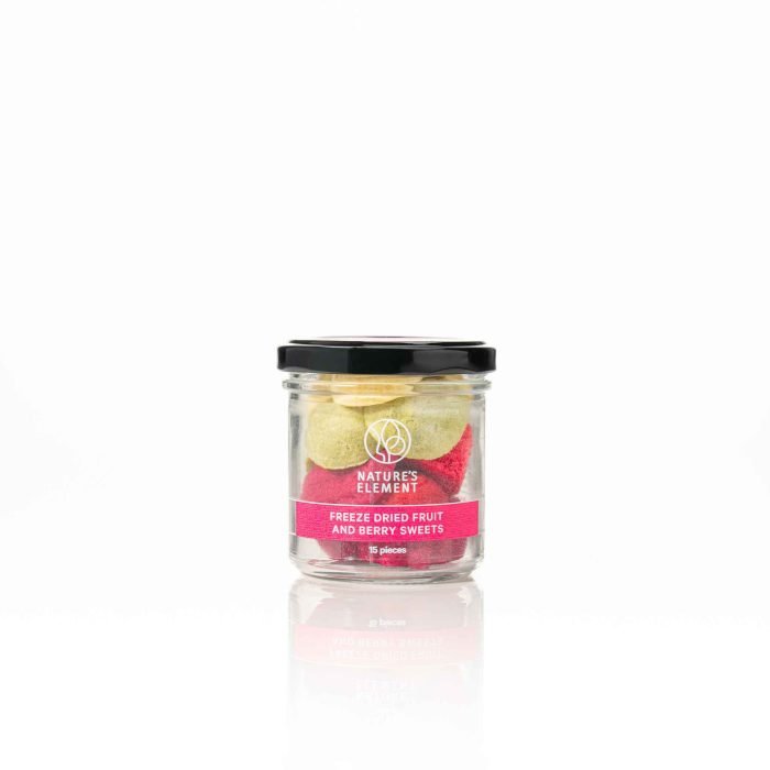 Natural Freeze-Dried Fruit Treats Jar – 100% Pure & Healthy Snack (15 Pieces) A glass jar filled with 15 pieces of freeze-dried fruit treats in four flavours—strawberry & red currant, pear & raspberry, apple & pumpkin, and apple & spinach. A healthy, all-natural snack with no added sugar or preservatives.