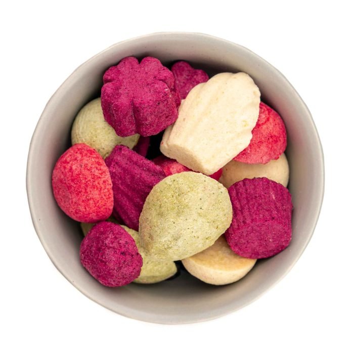 Natural Freeze-Dried Fruit Treats Jar – 100% Pure & Healthy Snack (15 Pieces) A bowl filled with 15 pieces of freeze-dried fruit treats in four flavours—strawberry & red currant, pear & raspberry, apple & pumpkin, and apple & spinach. A healthy, all-natural snack with no added sugar or preservatives.