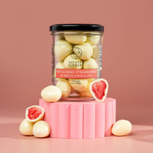A gourmet treat of freeze-dried strawberries coated in premium white chocolate, offering a perfect balance of sweetness, crunch, and creaminess—ideal for snacking, gifting, and special occasions.