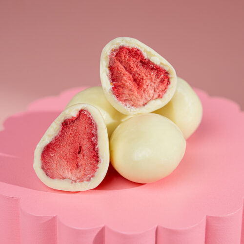 A gourmet treat of freeze-dried strawberries coated in premium white chocolate, offering a perfect balance of sweetness, crunch, and creaminess—ideal for snacking, gifting, and special occasions.